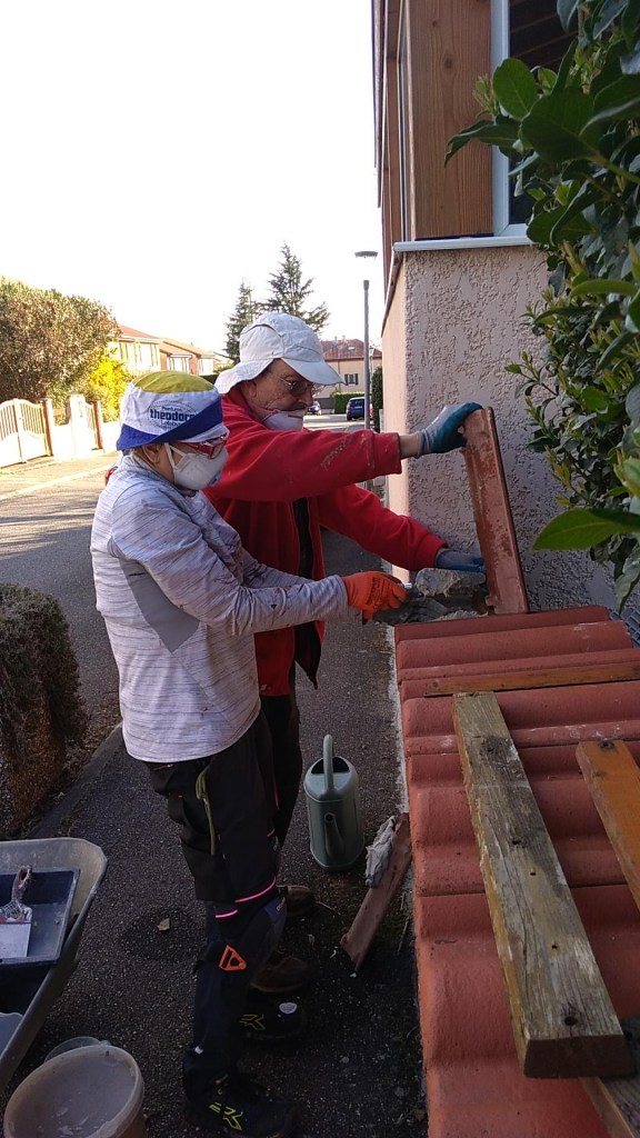 Pose de tuiles sur muret