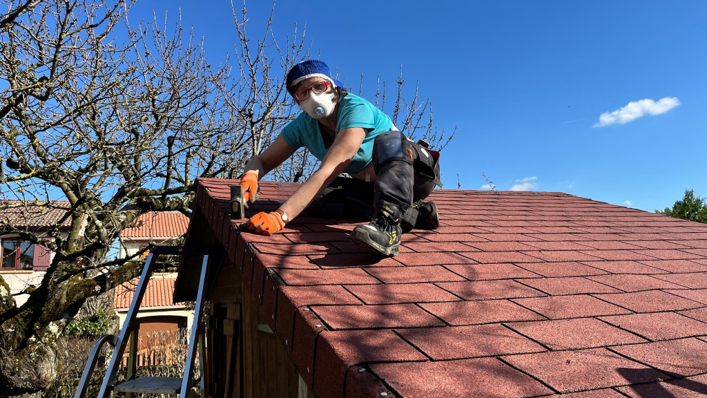 clouage des dalles de toit chalet de jardin