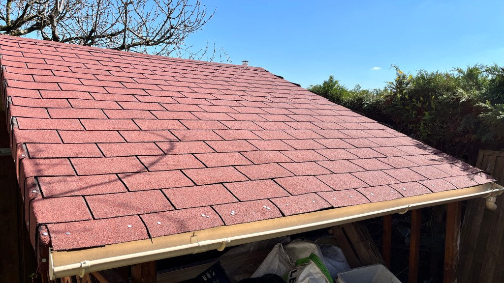 dalles de toit chalet de jardin refaites