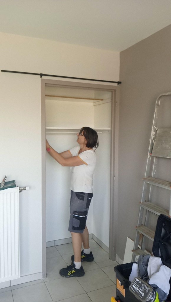 pose etagere placard mural