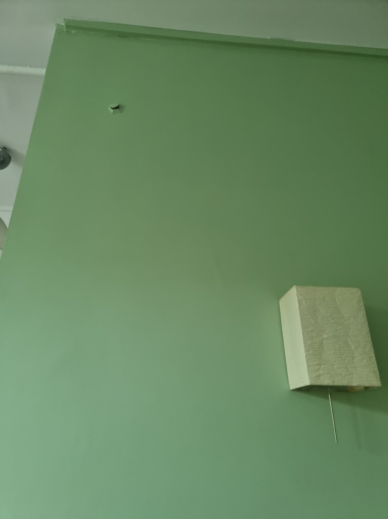 trou dan un pan de mur