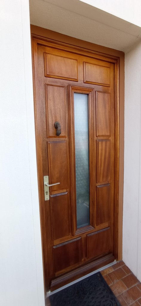 Porte en bois revernis après vernis satin