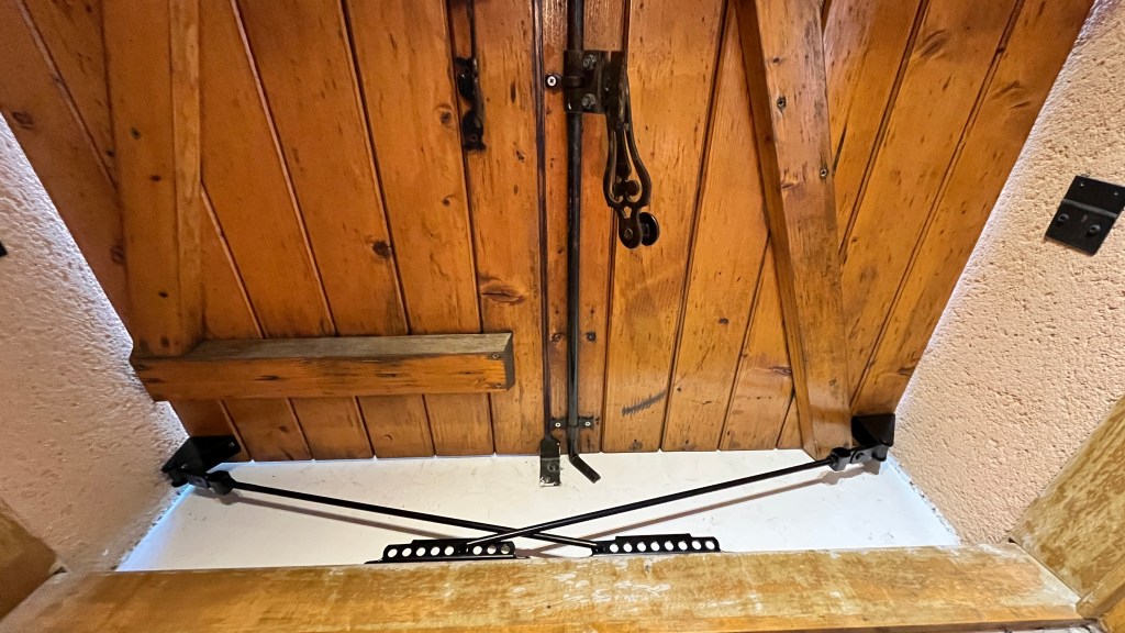 pose attache volets cremaillere