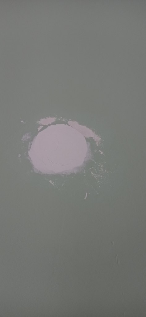 Bouchage du trou en 2 passes d'enduit et ponçage