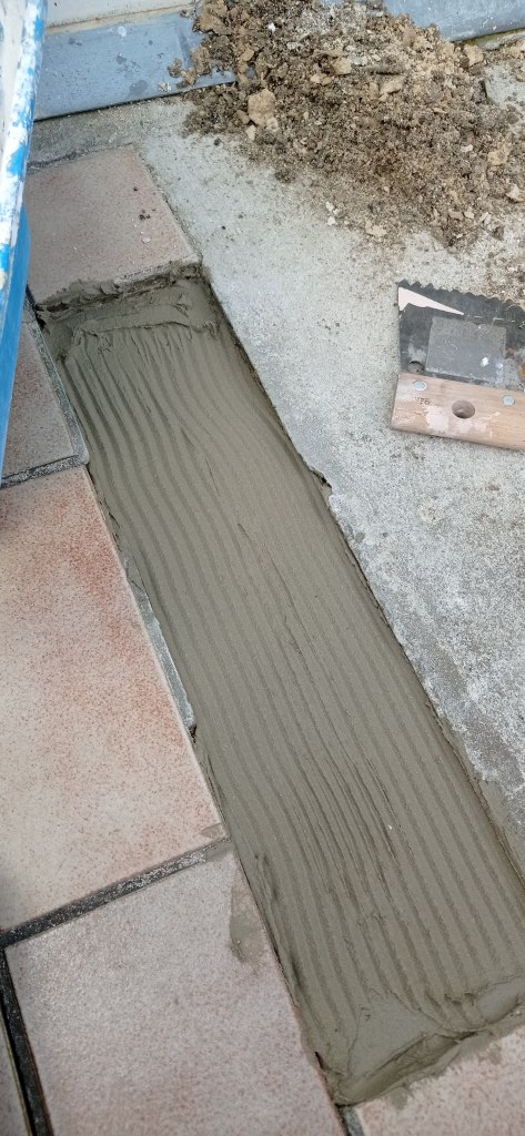 Mortier pour fixer les carreaux qui bougent