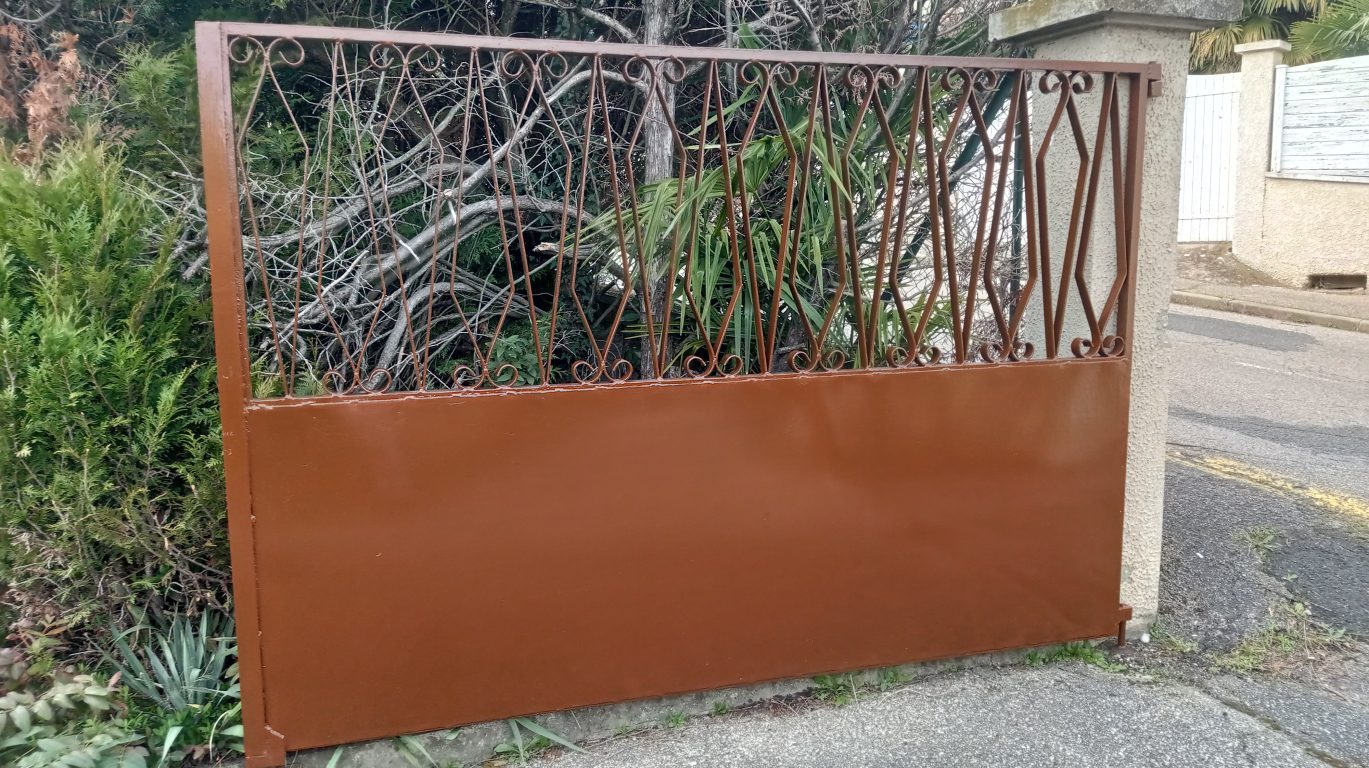 portail fer peinture marron brillant