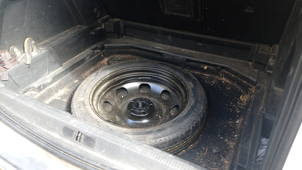 nettoyage sous le coffre voiture