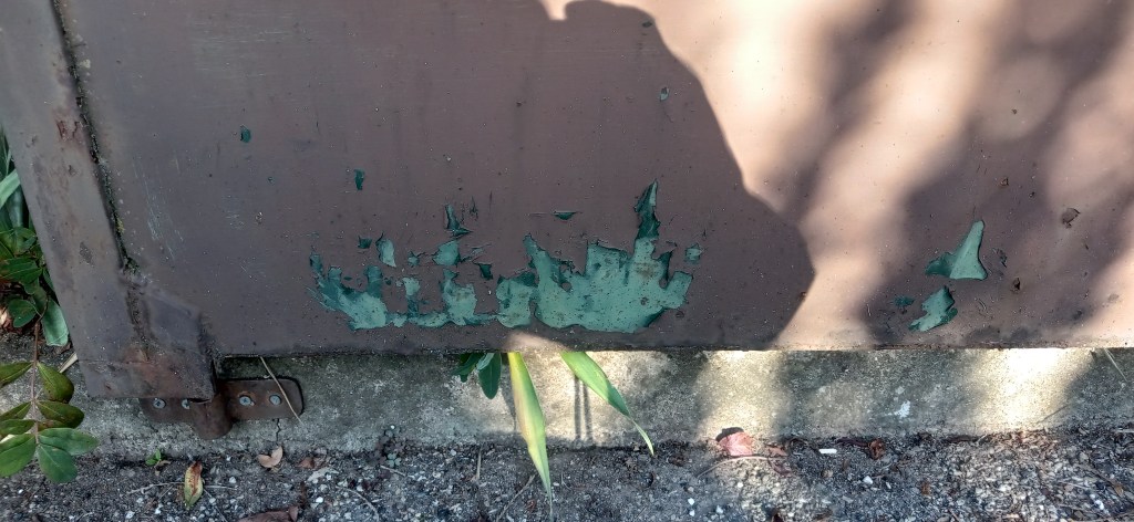 portail en fer rouillé avant