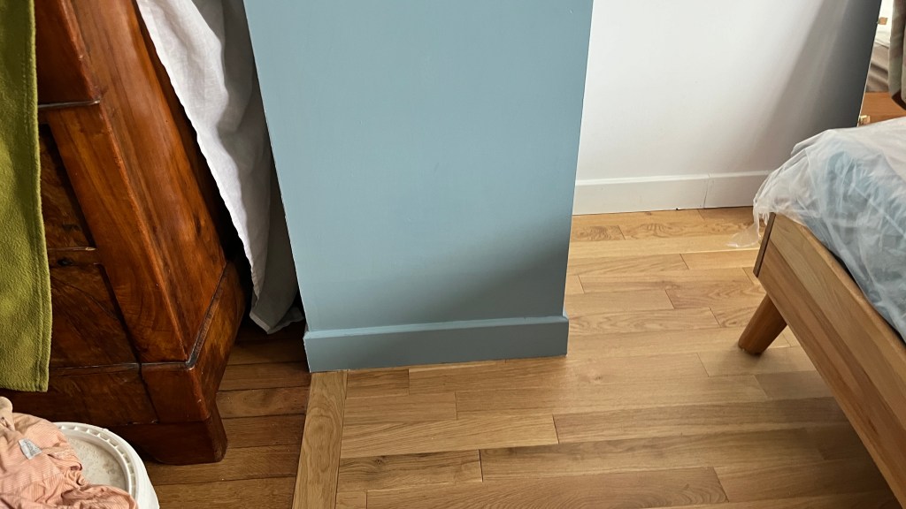 apres la 2eme couche de peinture bleu sur le mur