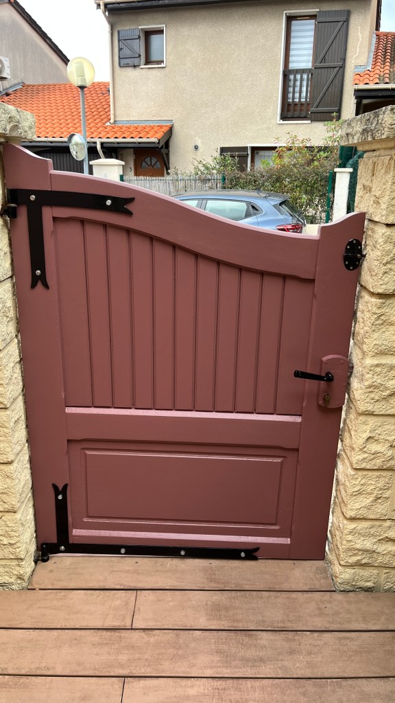 Remontage des ferrures et du portillon sur les montants pose d'un verrou