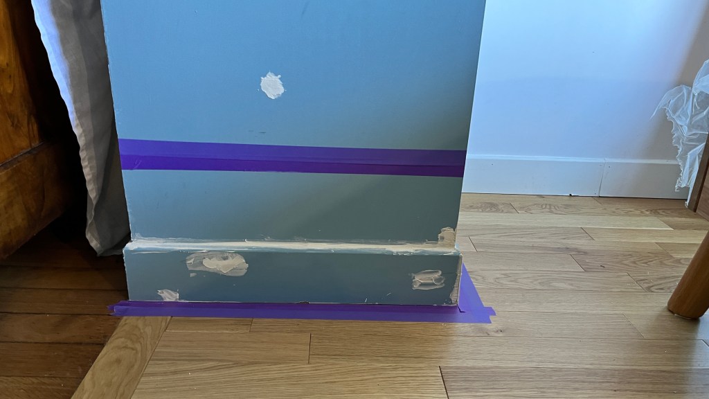 Bouchage des trous et mise en peinture d'un bas de mur abime