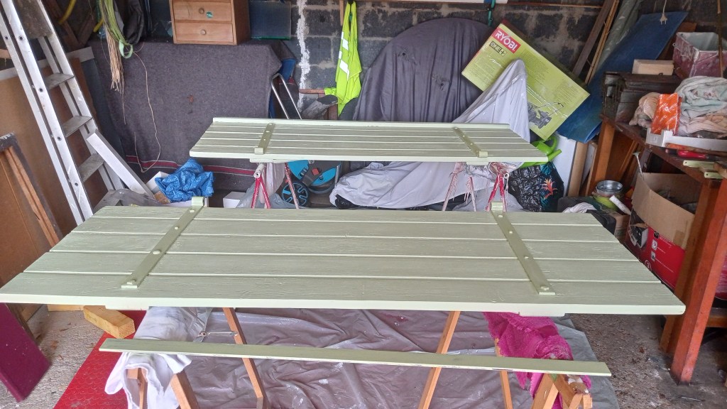 Volet 2 couches de peinture vert pastel