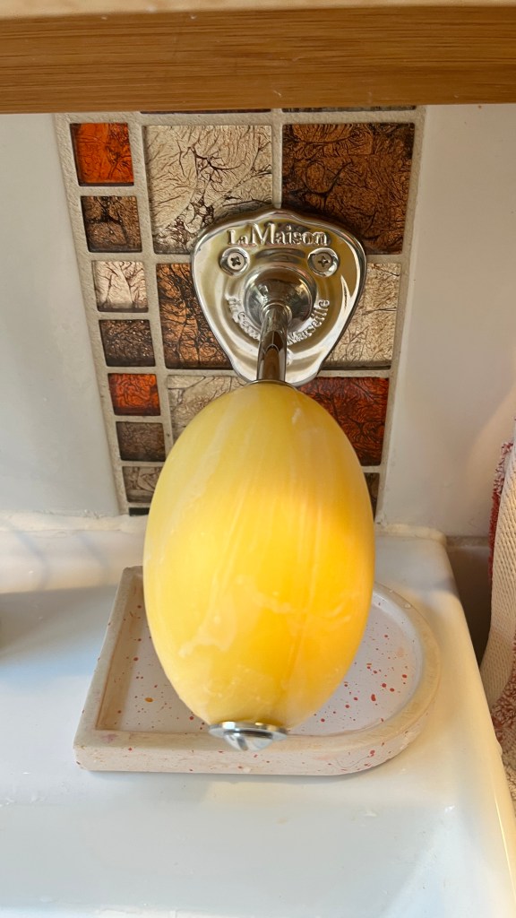 Fixation de la savonnette salle de bain vers lavabo