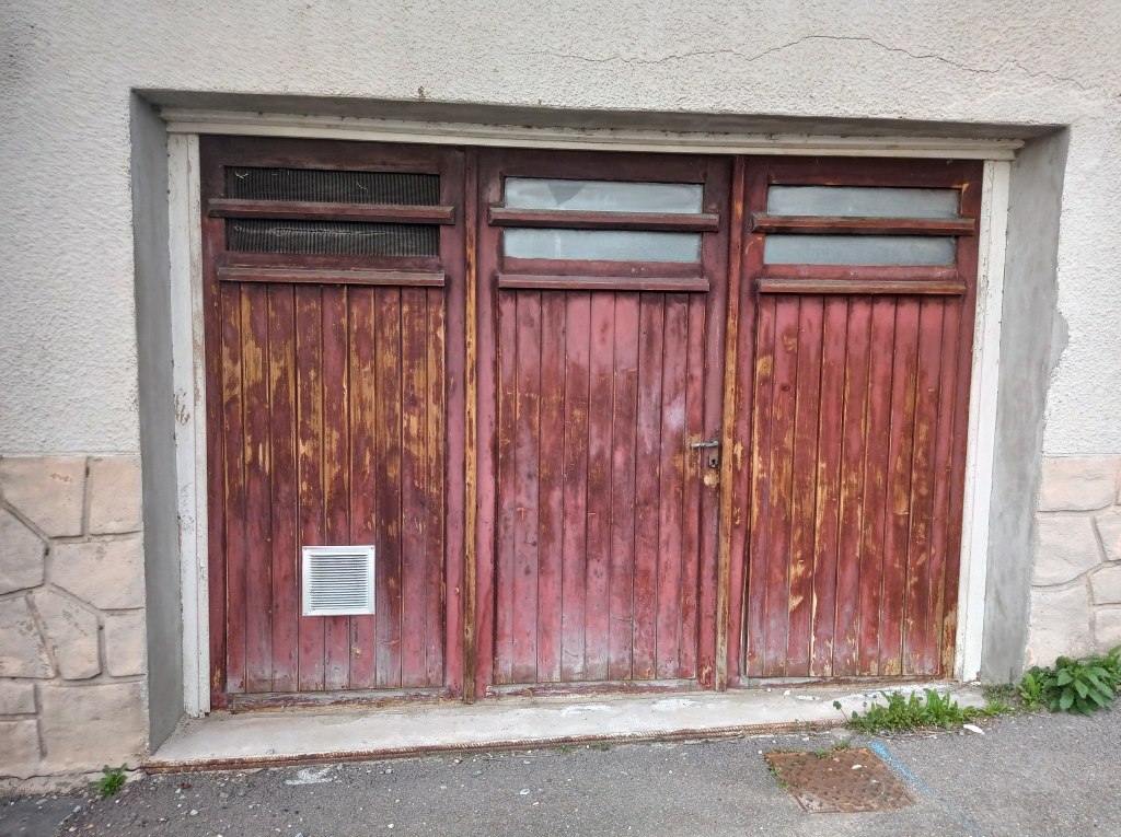 portail bois abime avant