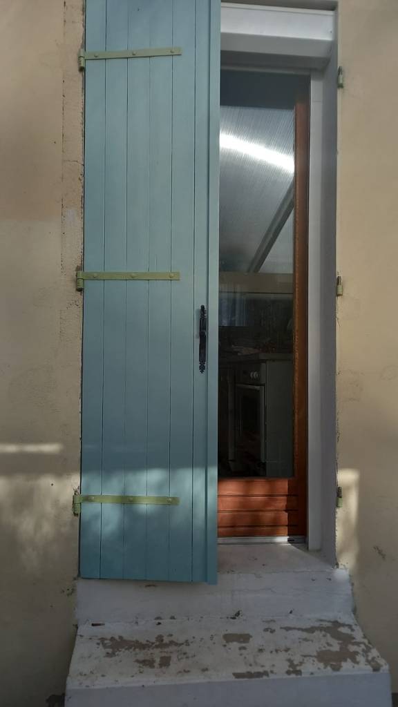 Volet après peinture bleu vert pastel