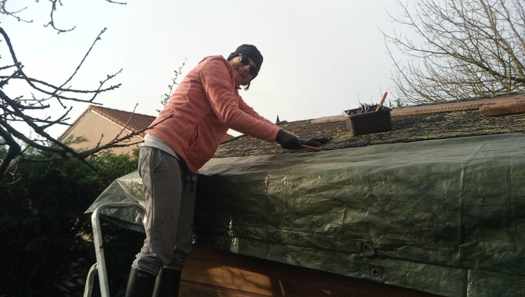 bache sur toiture du chalet de jardin