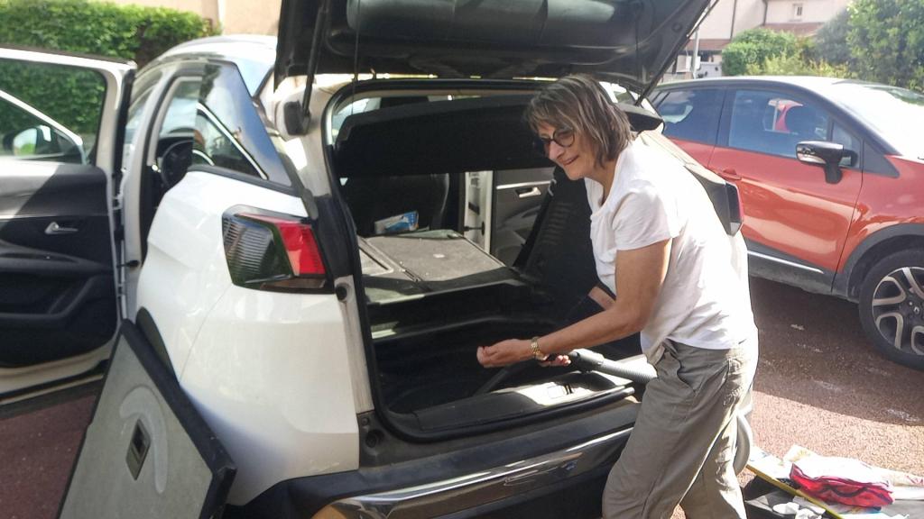 nettoyage du coffre voiture