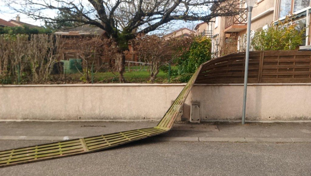 Panneaux arraches par la tempête